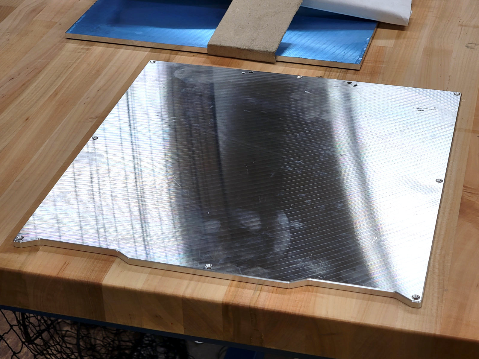 Custom machined aluminum bed – flat enough to make any machinist proud